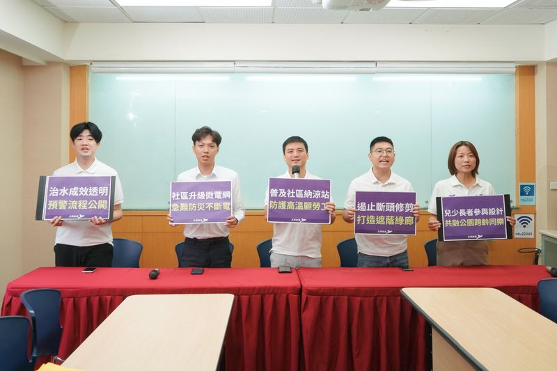 環境永續共同政見記者會，出席者手持政見手板合照